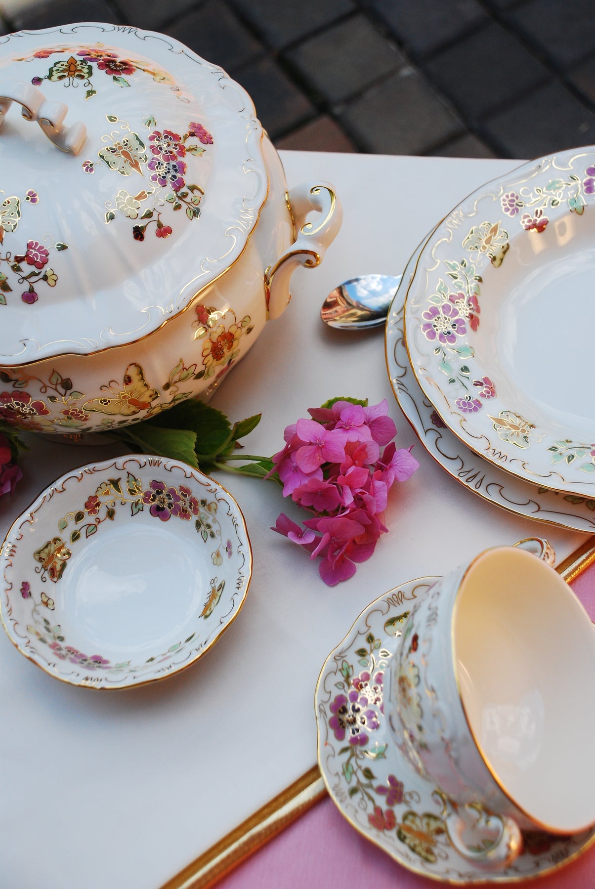 Rim plate deep 23 cm with gold rim | Bloom & Butterfly