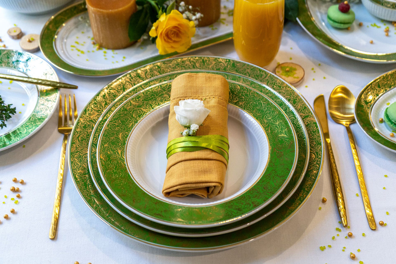 Rim plate flat 22 cm green and gold | Smaragd