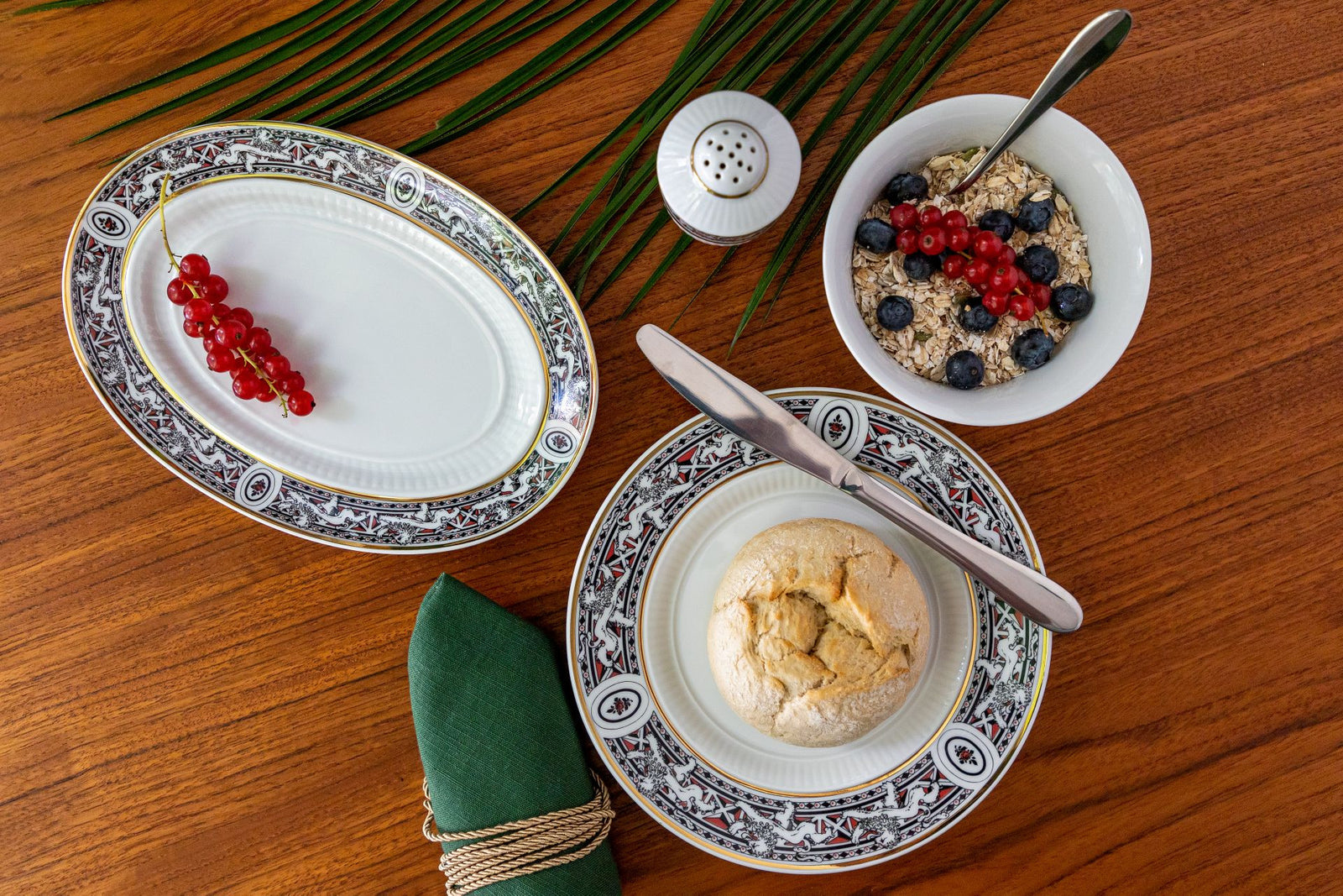 Rim plate flat 27 cm black and gold | Lion