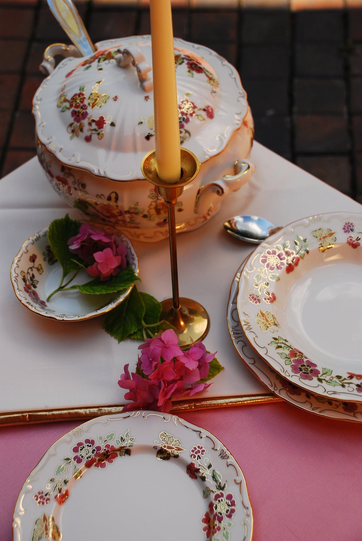 Rim plate deep 23 cm with gold rim | Bloom & Butterfly